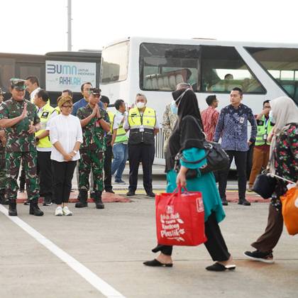 Panglima TNI Bersama Menlu Retno Sambut WNI Yang Dievakuasi Dari Sudan