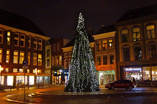 Afbeelding van de kerstboom in de Vismarkt in Groningen.