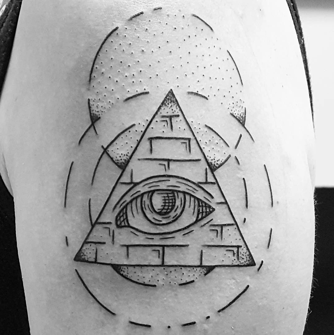 Tatuaje de pirámide geométrica