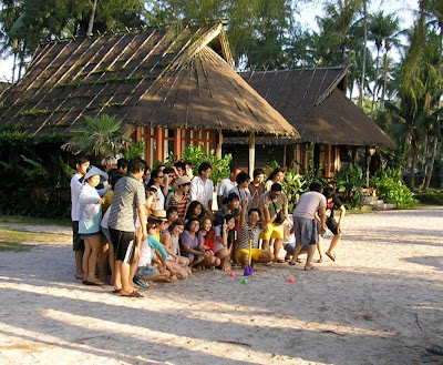 Dad together with junior await on every bit mum contemplates jump into refreshingly cool puddle at Klong Yai K bestthailandbeaches: Ko Kood (Kud, Kut) updated