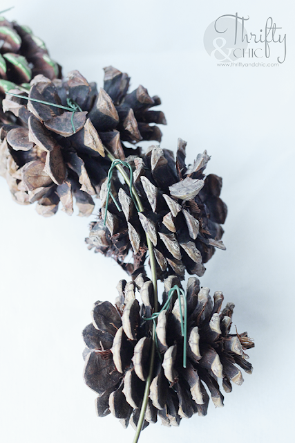 DIY Winter pine cone wreath. DIY pine cone crafts. DIY Christmas wreath tutorial. Christmas craft ideas. Easy Christmas crafts. DIY Christmas decor.