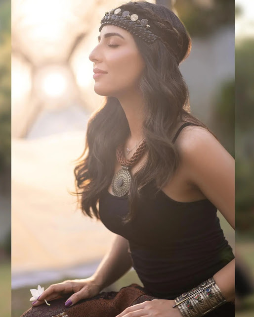 Ushna Shah's Pakistani Actress Armpit Pics