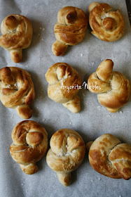 Rows of sea salted soft pretzel knots from www.anyonita-nibbles.com