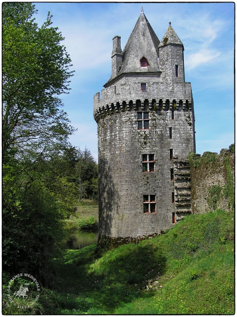 ELVEN (56) - Château-fort de Largoët : Tour ronde (XVe siècle)