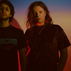 Synth pop idol é o perfeito novo single do duo Rubber