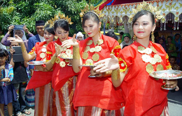  Pakaian  Adat  Sulawesi Selatan Nama Gambar dan 