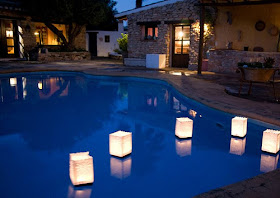Decora tu piscina con lamparas flotantes