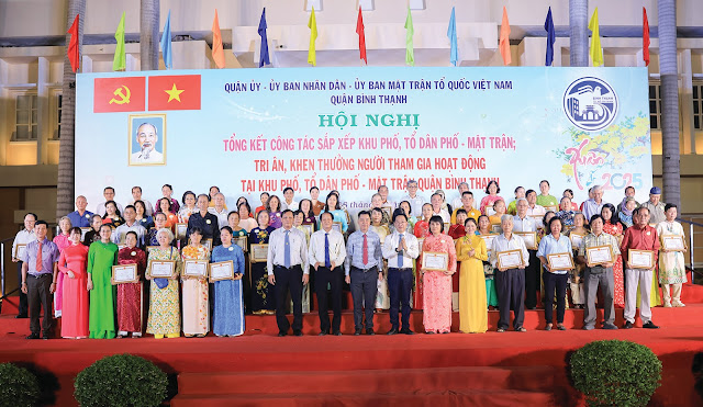 Đồng chí Lê Trần Kiên và đồng chí Nguyễn Thu Hương trao giấy khen  của Ủy ban nhân dân quận cho các cá nhân Phường 17. (Ảnh: AH)