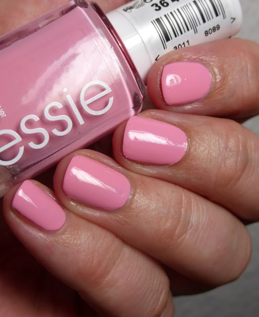 http://lackverliebt.blogspot.de/2015/09/madchenzeit-essie-neon-summer-2015-le.html