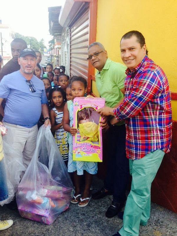 Diputado Levin Guerrero entrega juguetes a niños pobres de San Cristóbal