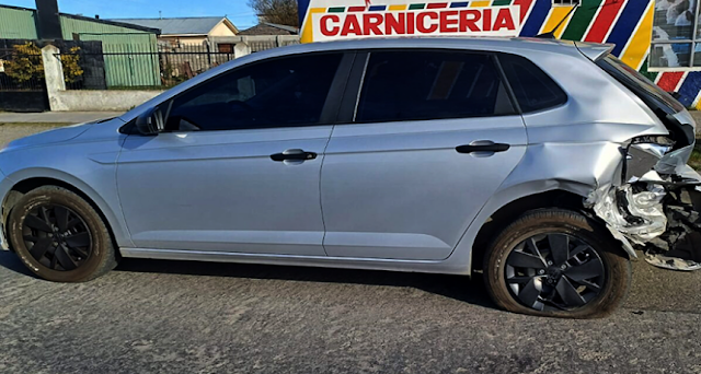 La policía intervino en un choque ocurrido en la mañana del domingo, donde uno de los vehículos involucrados se dio a la fuga. Una joven fue trasladada al hospital de manera preventiva tras el incidente.