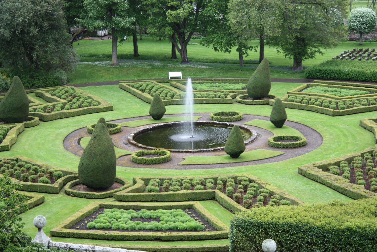Aonach Mor Luxury Holiday Accommodation: Beautiful gardens