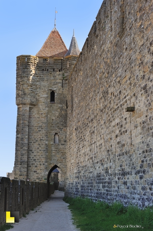 Tour carrée de Carcassonne en protection des lices et de la porte de l'Aude photo pascal blachier