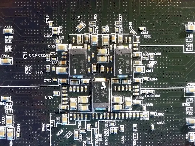 GPU 背面的三顆 560uF 聚合物電容