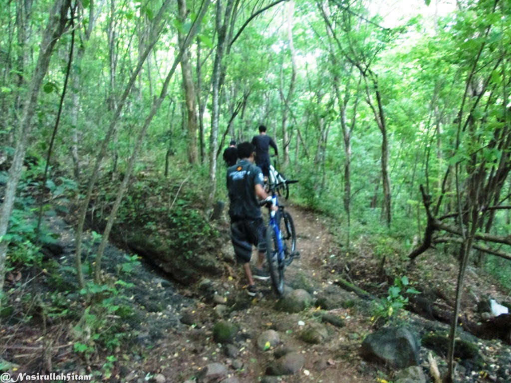 Menyusuri jalan menuju lokasi air terjun Tuwondo