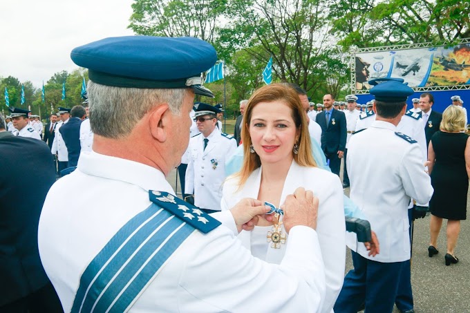 Sandra Faraj recebe medalha da Aeronáutica