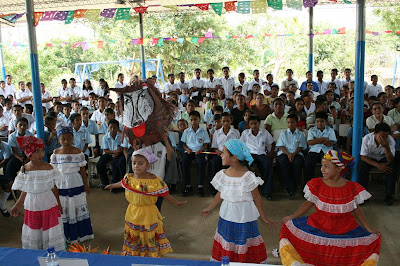 Acercando tecnología a los niñez de las zonas rurales en El Salvador