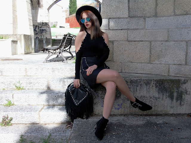 fashion, moda, look, outfit, blog, blogger, walking, penny, lane, streetstyle, style, estilo, trendy, rock, boho, chic, cool, casual, ropa, cloth, garment, inspiration, fashionblogger, art, photo, photograph, Avilés, oviedo, gijón, asturias, hat, jersey, plasencia, extremadura, vestido, dress, sombrero, hat, tachuelas, studs, flores, flowers, botines, booties, park, parque,