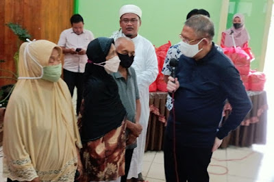 Sejumlah warga Kecamatan Pontianak Barat, Kota Pontianak, Kalimantan Barat mengaku cukup terbantu dengan adanya program pemberian berbagai kebutuhan pokok atau sembako gratis dalam pengendalian dan mitigasi inflasi di Kota itu