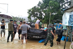 Babinsa Koramil 1430-02/Asera Bantu Evakuasi Warga Terdampak Banjir