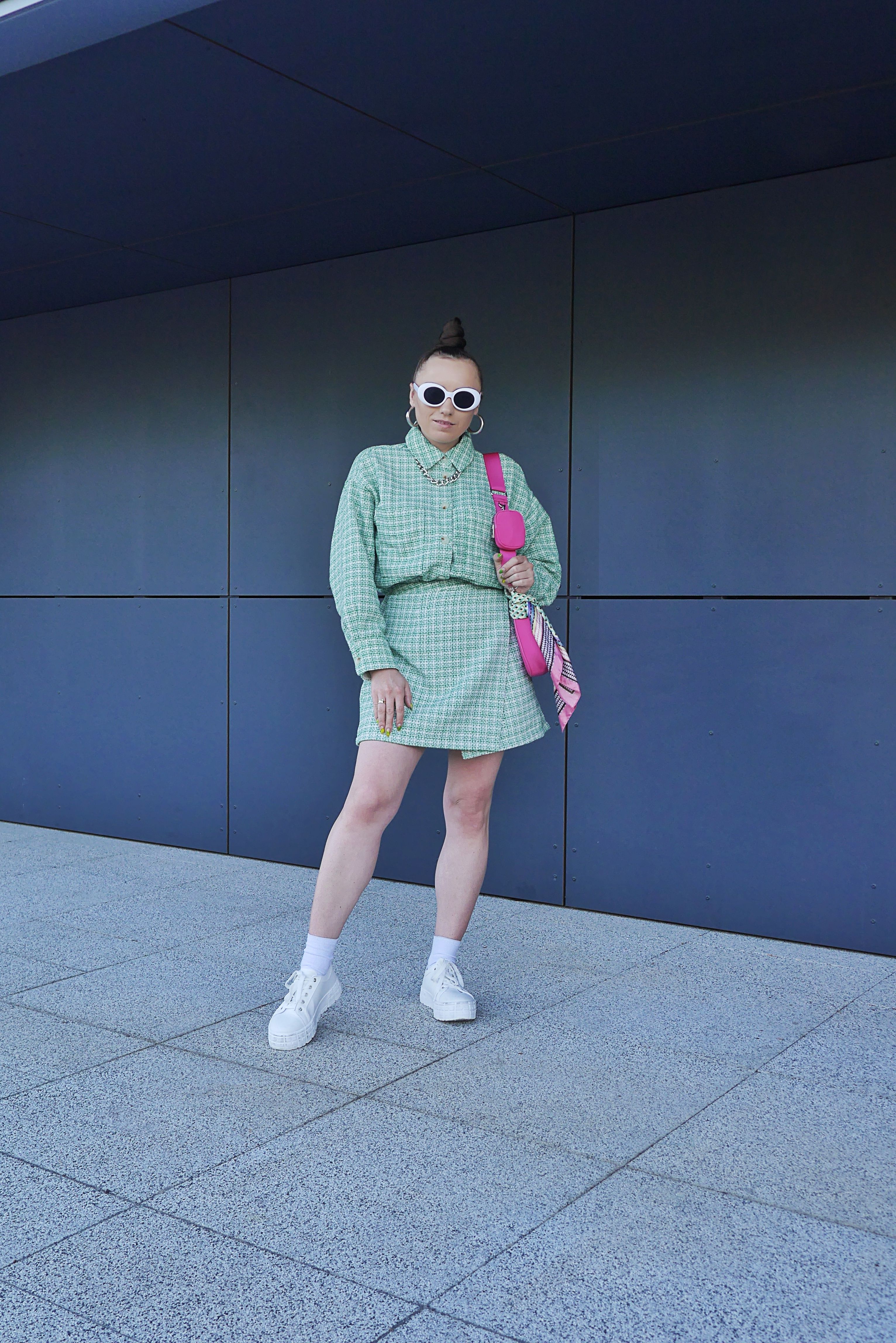blog modowy blogerka modowa karyn puławy look outfit zielony komplet bonprix różowa torebka sinsay białe platoformy ccc białe okulary kolczyki koła wysokie skety skarpety