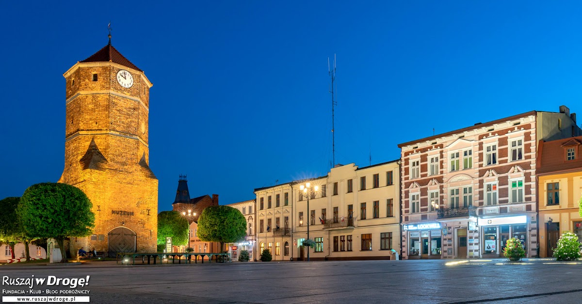 Żniński rynek nocą