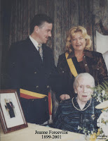 Burgemeester Patrick Marnef kwam samen met schepen Anita Ceulemans hun felicitaties in naam van de bevolking en de gemeente aan Jeanne overbrengen. Een gesigneerde foto van het koningspaar werd overhandigd.