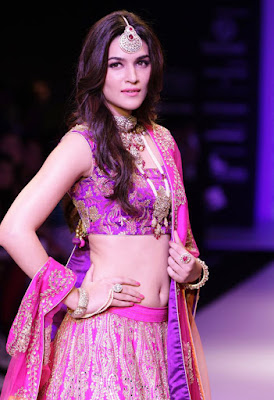 Kriti Sanon glamorous  On The Ramp At IIJW 2015