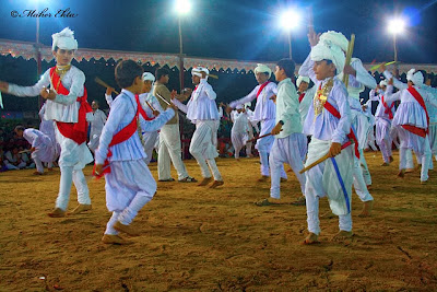 playing maniyaro dance