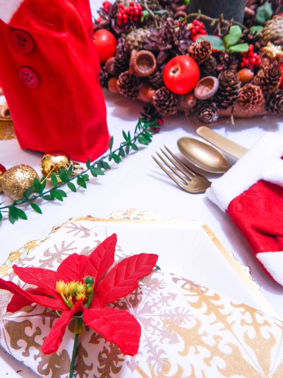 13 dekoracja świątecznego stołu jak udekorować stół na boże narodzenie dekoracja kolacja wigilijna dekoracja stroik na stół wigilijny wianek świeczka mikołajowe ubrania na butelki mikołaje na sztućce