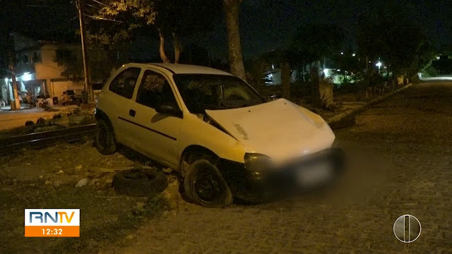 Carro é atingido por trem ao tentar cruzar linha férrea em trecho ilegal na Zona Norte de Natal