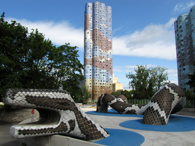 Giant snake, Tours Aillaud, Nanterre