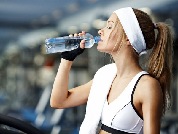 Nên uống đủ nước khi tập gym