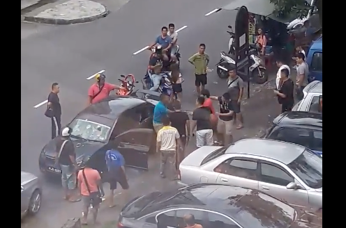 Undang-Undang Koboi !! Viral Video Pemandu Uber Dipukul 10 Lelaki di Penang