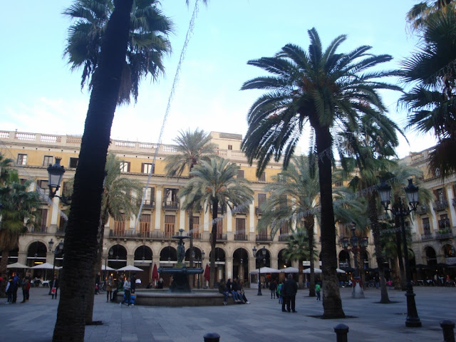 Tudo sobre o Bairro Gótico em Barcelona - Plaça Reial