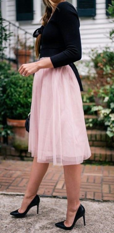 how to wear a blush skirt: black top + bag + heels