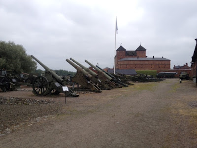 Hämeenlinnan Militaria-museon ulkonäyttelyaluetta.