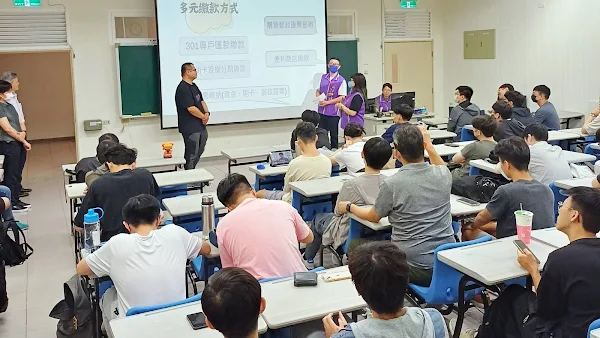 ▲法務部行政執行署彰化分署分署長郭景銘與彰化分署同仁以短劇形式演出執行場景，學生互動熱絡。（法務部行政執行署彰化分署提供）