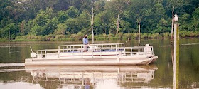 Pontoon tour boat in Houston