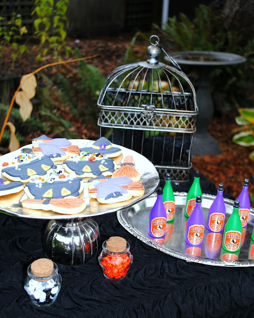 Halloween-dessert-table-party-inspiration-Halloween-cookies- Halloween-bubbles 