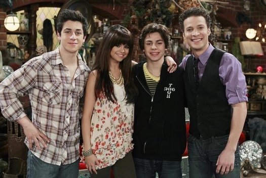 Selena G mez entre Gregg Sulkin y Nick Roux en LHWP