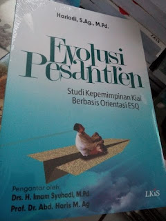 Jua Buku EVOLUSI PESANTREN; Studi Kepemimpinan Kiai Berbasis Orientasi ESQ Penulis : Hariadi, S.Ag., M.Pd