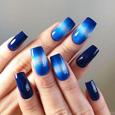 unhas com esmalte azul e branco