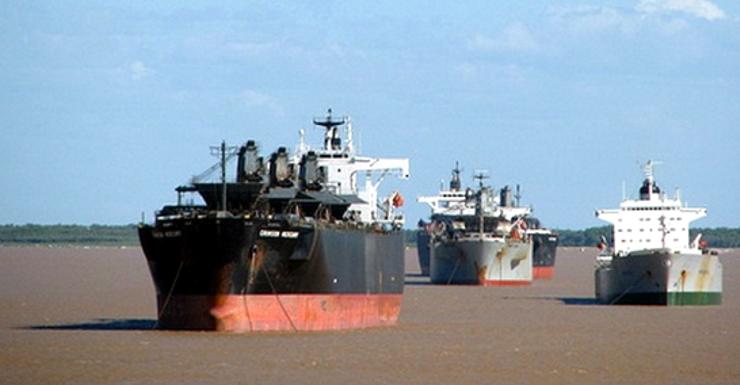 Buques yanquis nos roban el agua del Paraná