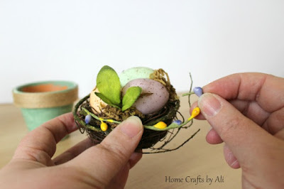 Weave colorful flower buds in the nest