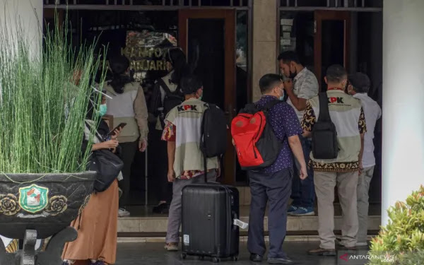 KPK Geledah Kantor dan Rumah Dinas Bupati Banjarnegara serta Sebuah Rumah di  Kreandegan