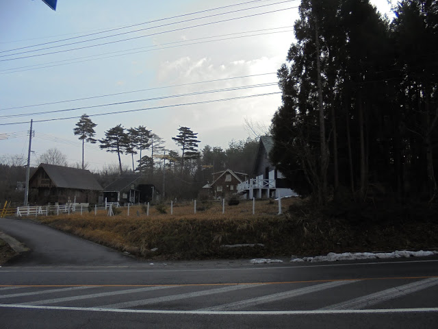 三叉路のこのあたりから大山側には別荘地があります