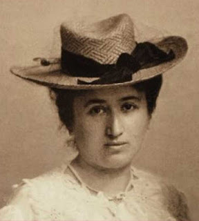 De Unknown photographer around 1895-1900 - Live portrait of Rosa Luxemburg (1871-1919), a Polish-born German Marxist political theorist, socialist philosopher, and revolutionary, Dominio público, https://commons.wikimedia.org/w/index.php?curid=39392345