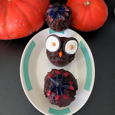 Muffins double chocolat d'Halloween, muffins hibou ou muffins avec un bonbon en forme d'araignée dessus