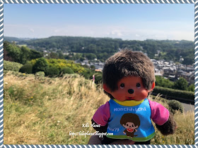 kiki monchhichi etretat toyslife normandie falaise aiguille creuse
